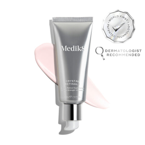 Tuba Medik8 Crystal Retinal 1 spočívá na stopě světle růžového séra na bílém pozadí. Odznaky zdůrazňují „vítěz Get The Gloss Beauty Awards 2025“ a „první patentovaná technologie na světě“, spolu s textem uvádějícím *„č. 1 dermatologické pleťové sérum ve Velké Británii“**.