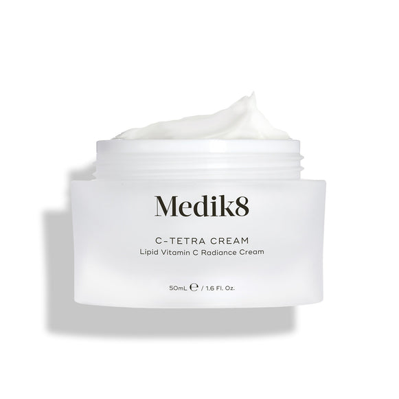 Otevřená dóza Medik8 C-Tetra Cream je zobrazena na čistém bílém pozadí s jemnými stíny.

Bílá matná skleněná dóza nese logo Medik8 a je označena jako C-TETRA CREAM Lipid Vitamin C Radiance Cream ve velikosti 50 ml. Na vrchu je viditelná bohatá vrstva bílé krémové textury, která zvýrazňuje její hydratační konzistenci.-29