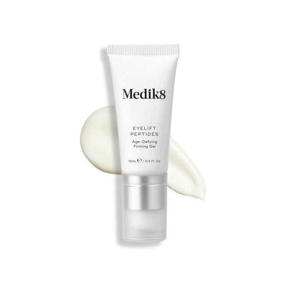 Tuba Eyelift Peptides stojí vzpřímeně, s texturou produktu zobrazenou jako vzorek za ní.-27
