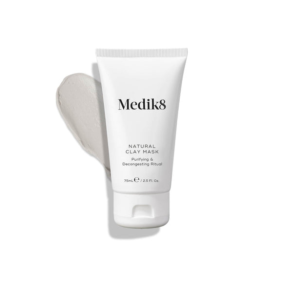 Maska Natural Clay Mask stojí vzpřímeně, vedle ní je vzorek světle šedé jílové masky.-34