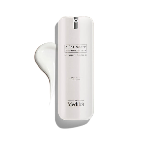 Bílá pumpičková lahvička r-Retinoate Day & Night Eye Serum s kapkou produktu vedle ní.-37