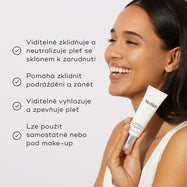 Žena drží tubu Calmwise Colour Correct. Čtyři odrážky se symbolem zaškrtnutí uvádějí benefity:
Viditelně zklidňuje a neutralizuje pleť náchylnou k zarudnutí
Pomáhá zklidňovat zánět a podráždění
Viditelně vyhlazuje a zpevňuje pleť
Lze používat samostatně nebo pod make-upem