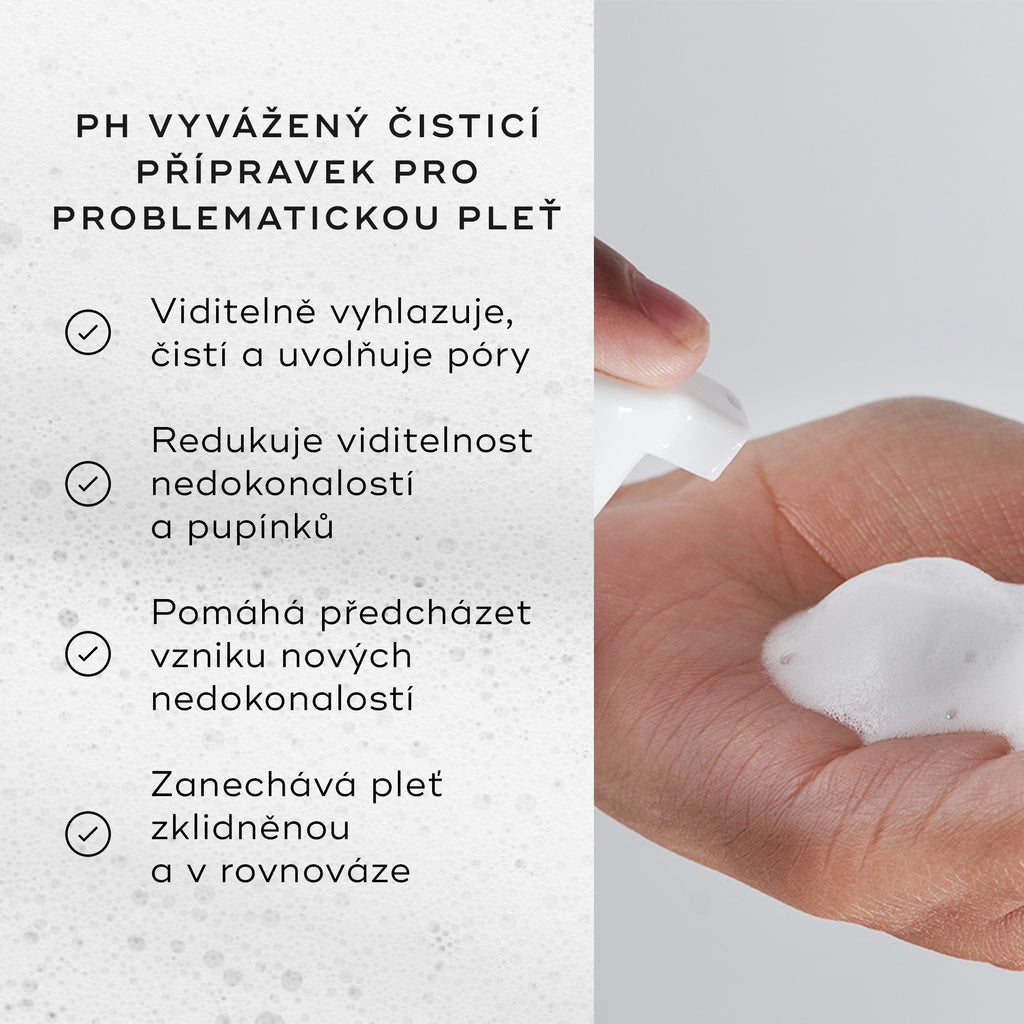 Medik8 Clarifying Foam je dávkována do dlaně a zobrazena vedle seznamu benefitů na bílém pozadí s bublinkami. Text zdůrazňuje její pH-vyvážené složení, které:viditelně vyhlazuje, projasňuje a uvolňuje ucpané póry pleti,
snižuje viditelnost nedokonalostí,
pomáhá předcházet budoucím nedokonalostem,
a zanechává pleť zklidněnou a v rovnováze.