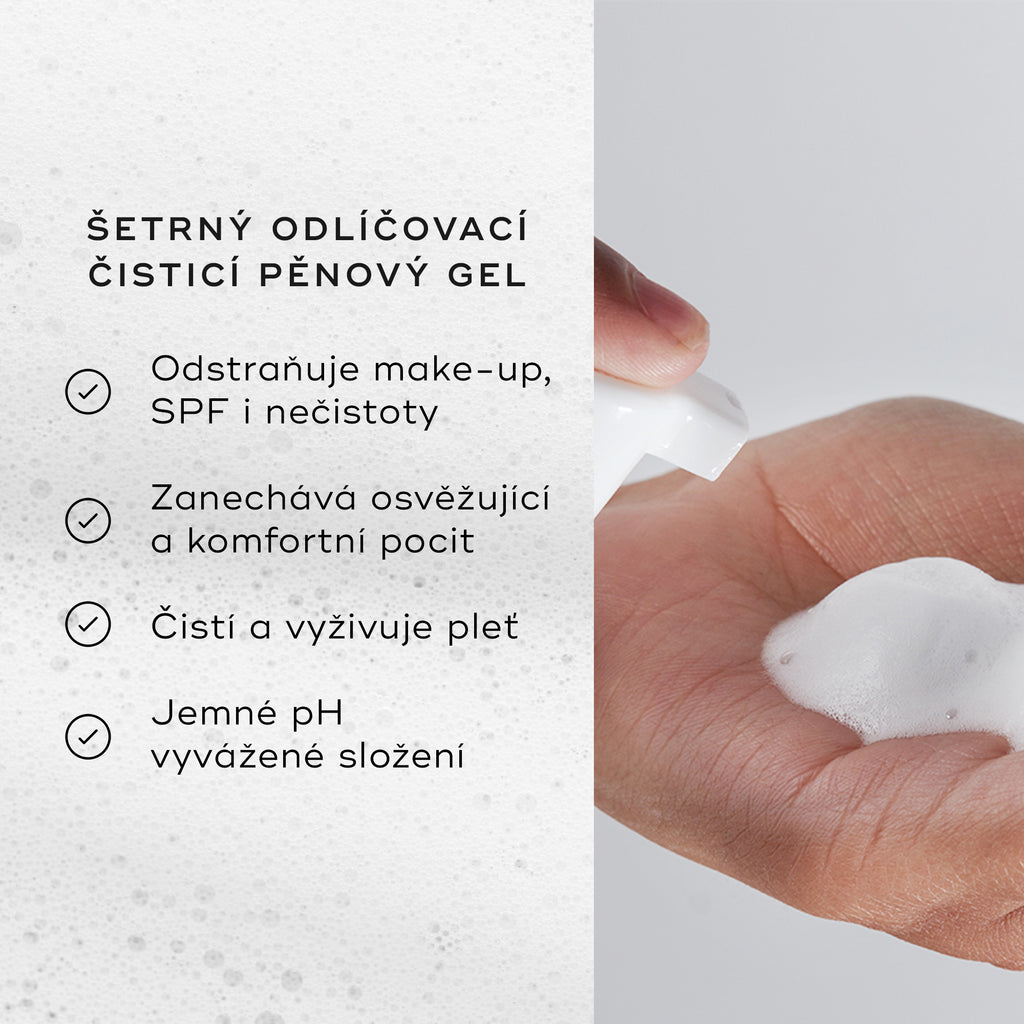 Detailní záběr ruky, která dávkuje pěnu Medik8 Micellar Mousse do dlaně, přičemž je zvýrazněna její bohatá a lehká, vzdušná textura.
