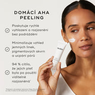 Osoba drží tubu Medik8 Sleep Glycolic na neutrálním off-white pozadí, přičemž na jejich tváři je nanesený tah bílé krémové textury na tváři. Text zdůrazňuje její benefity jako „AHA peeling pro domácí použití“, který:

poskytuje rychlé vyhlazení a rozjasnění pleti – bez podráždění
minimalizuje viditelnost jemných linek, tmavých skvrn a ucpání pórů

Dále je uvedeno, že 94 % účastníků uvedlo, že jejich pleť byla po použití viditelně rozzářená.