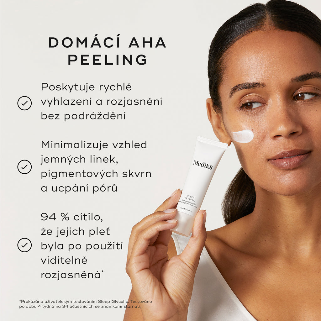 Osoba drží tubu Medik8 Sleep Glycolic na neutrálním off-white pozadí, přičemž na jejich tváři je nanesený tah bílé krémové textury na tváři. Text zdůrazňuje její benefity jako „AHA peeling pro domácí použití“, který:

poskytuje rychlé vyhlazení a rozjasnění pleti – bez podráždění
minimalizuje viditelnost jemných linek, tmavých skvrn a ucpání pórů

Dále je uvedeno, že 94 % účastníků uvedlo, že jejich pleť byla po použití viditelně rozzářená.