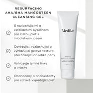 Tuba přípravku Medik8 Surface Radiance Cleanse na světlém pozadí s grafickým motivem zaškrtávacího políčka. Text zdůrazňuje jeho přednosti: rozjasňující a exfoliační kyseliny pro mladistvý lesk, osvěžující a vyhlazující gelová formule, která se mění v lehkou pěnu, vyhlazuje jemné linky a vrásky a je obohacena o antioxidanty pro zdravě vypadající pleť.
