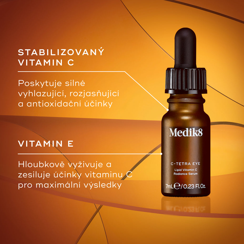 Láhev séra Medik8 C-Tetra Eye na pozadí v teplé oranžové barvě. Text zdůrazňuje stabilizovaný vitamín C, který má vyhlazující a rozjasňující účinky a působí jako antioxidant, a vitamín E, který pleť vyživuje a posiluje účinek vitamínu C.