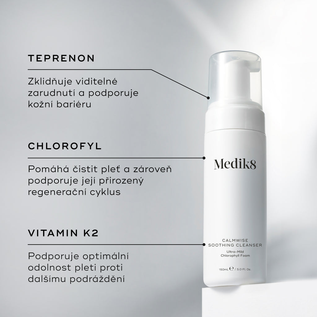 Láhev čisticího přípravku Medik8 Calmwise Soothing Cleanser vystavená na bílém podstavci. Čáry spojují láhev s textem, který popisuje klíčové složky:  teprenon  pro zklidnění zarudnutí,  chlorofyl  pro očištění pleti a  vitamín K2  pro posílení pleti.