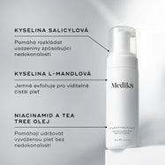 Pumpičková lahvička Medik8 Clarifying Foam stojí na bílém podstavci na čistém šedém pozadí. Text vyzdvihuje klíčové složky:Kyselina salicylová – k rozkládání usazenin způsobujících nedokonalosti.
Kyselina L-mandlová – pro jemnou exfoliaci a projasněnou pleť.
Niacinamid a tea tree olej – pomáhají udržovat pleť vyváženou a bez nedokonalostí.