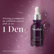 Skleněná lahvička s kapátkem Medik8 Hydr8 B5 Intense je umístěna uprostřed třpytivého fialového pozadí s průsvitnými kapkami vody.

Tučný text uvádí, že produkt je klinicky prokázán, že viditelně vypíná pleť již během 1 den.