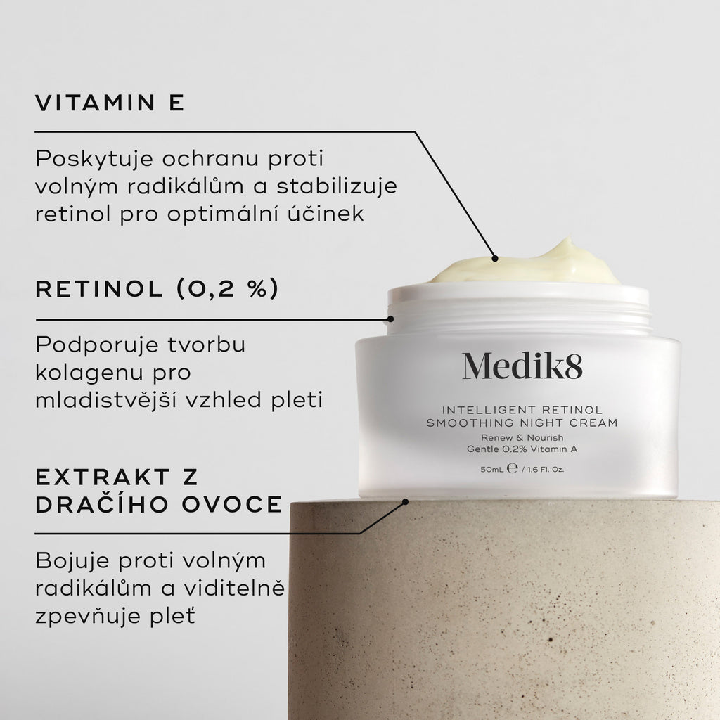 Detailní záběr na noční vyhlazující krém Intelligent Retinol, na kterém je vidět bílá nádobka s krémem a štítky s uvedením složek. Pozadí tvoří světlý povrch s texturou. V textových rámečcích jsou zvýrazněny položky VITAMIN E, RETINOL (0,2 %) a EXTRAKT Z DRAGON FRUIT.