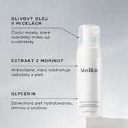 Lahvička Medik8 Micellar Mousse je vystavena na bílém podstavci. Čáry propojují lahvičku s textem vysvětlujícím klíčové složky:

Micely s obsahem olivového oleje pro rozpuštění make-upu

Extrakt z moringy pro odstranění nečistot

Glycerin pro hydrataci