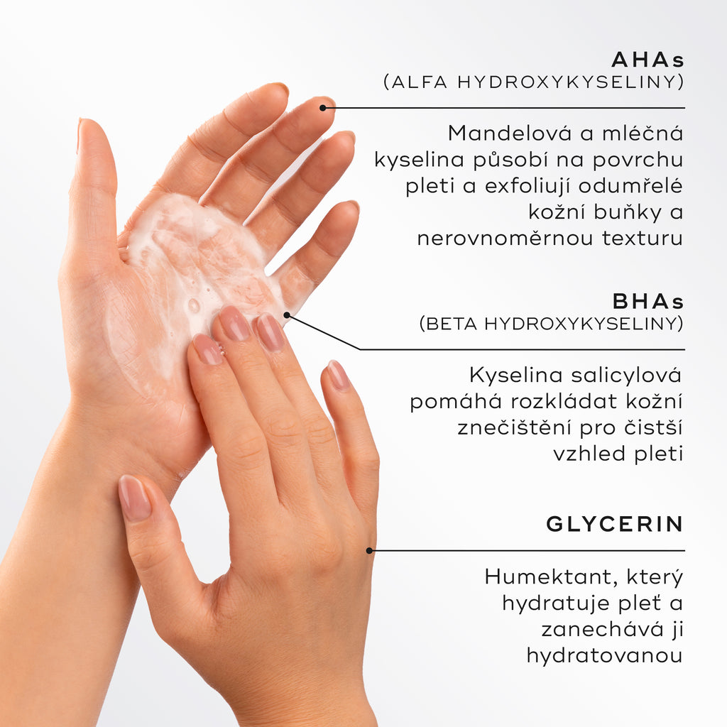 Detailní záběr rukou, které vytvářejí lehkou pěnu, s vyznačením hlavních složek přípravku Medik8 Surface Radiance Cleanse. Text popisuje AHA kyseliny (kyselinu mandlovou a mléčnou) pro povrchový peeling, BHA kyseliny (kyselinu salicylovou) k uvolnění ucpaných pórů a glycerin pro zvlhčení a hydrataci.