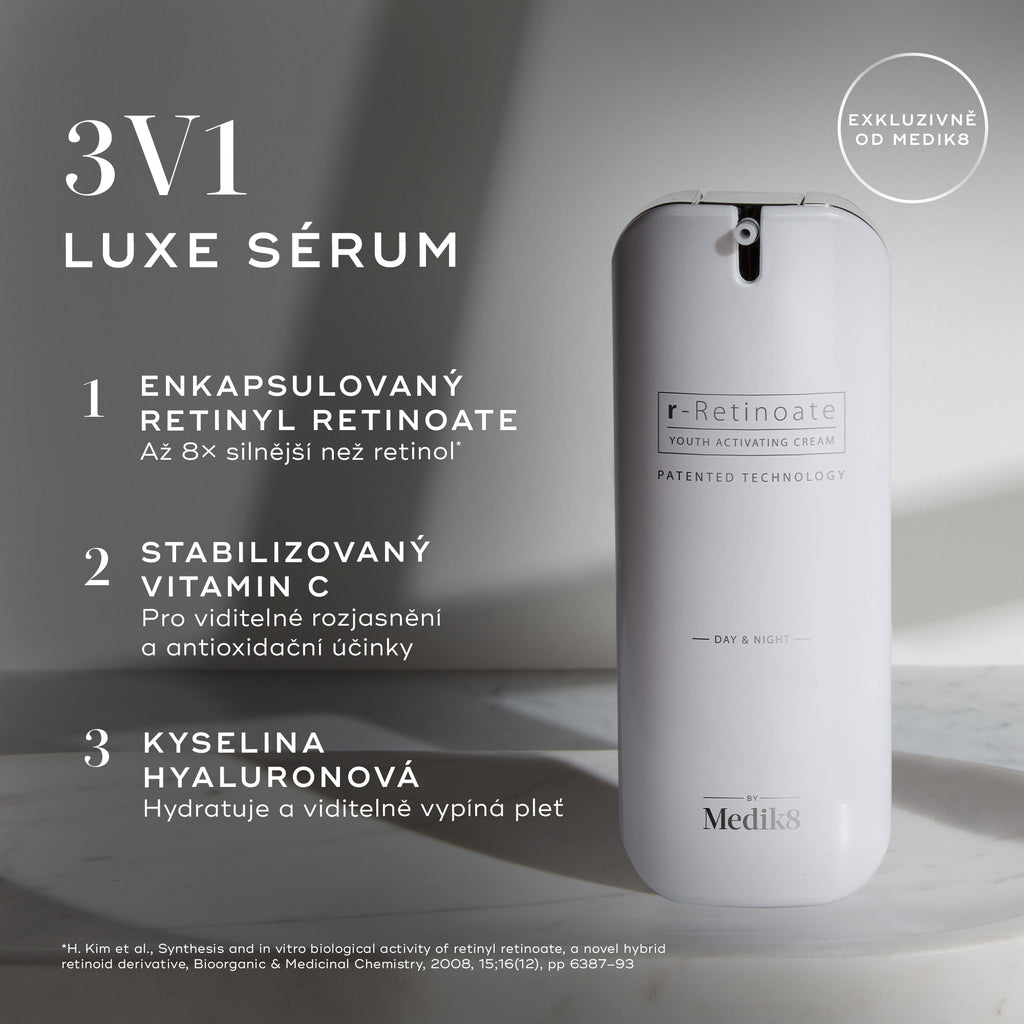 Velká bílá válcovitá bezvzduchová pumpičková lahvička Medik8 r-Retinoate® Day & Night stojí svisle na světlém minimalistickém šedém pozadí s jemnými stíny.
Textové překryvy vlevo zvýrazňují její klíčové vlastnosti jako „3v1 LUXUSNÍ SÉRUM“:
„ZAPOUZDŘENÝ RETINYL RETINOÁT – 8× silnější než retinol“*
„STABILIZOVANÝ VITAMÍN C – pro viditelné rozjasnění a antioxidační účinek“
„KYSELINA HYALURONOVÁ – hydratuje a viditelně vypíná“
Kruhový odznak v pravém horním rohu uvádí „EXKLUZIVNÍ PRO Medik8“.