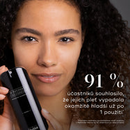Osoba drží lahvičku Medik8 r-Retinoate Intense. Text uvádí, že 91 % účastníků souhlasilo, že jejich pleť vypadala okamžitě hladší už po jediném použití.