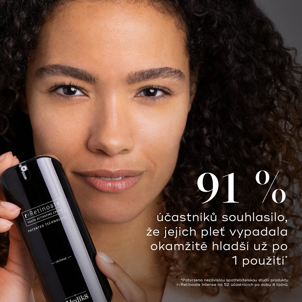 Osoba drží lahvičku Medik8 r-Retinoate Intense. Text uvádí, že 91 % účastníků souhlasilo, že jejich pleť vypadala okamžitě hladší už po jediném použití.