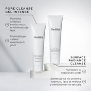 Tuby přípravků Medik8 Pore Cleanse Gel Intense a Surface Radiance Cleanse jsou vystaveny společně na bílých podstavcích. Popis k přípravku Pore Cleanse Gel Intense uvádí, že pomáhá omezit mastnotu, minimalizovat lesk a zmírnit viditelnost rozšířených pórů. Popis k přípravku Surface Radiance Cleanse zdůrazňuje, že přípravek vyhlazuje a rozjasňuje pleť a bojuje proti známkám stárnutí, jako je matný vzhled a nerovnoměrná struktura.