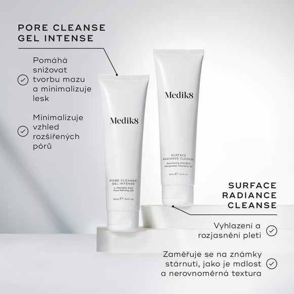 Tuby přípravků Medik8 Pore Cleanse Gel Intense a Surface Radiance Cleanse jsou vystaveny společně na bílých podstavcích. Popis k přípravku Pore Cleanse Gel Intense uvádí, že pomáhá omezit mastnotu, minimalizovat lesk a zmírnit viditelnost rozšířených pórů. Popis k přípravku Surface Radiance Cleanse zdůrazňuje, že přípravek vyhlazuje a rozjasňuje pleť a bojuje proti známkám stárnutí, jako je matný vzhled a nerovnoměrná struktura.-hover-19