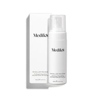 Lahvička s pumpičkou Medik8 Micellar Mousse stojí vedle své bílé krabičky na bílém pozadí. Text ji označuje jako čisticí přípravek pro snadné oplachování, který čistí, vyživuje a čistí pleť do hloubky.