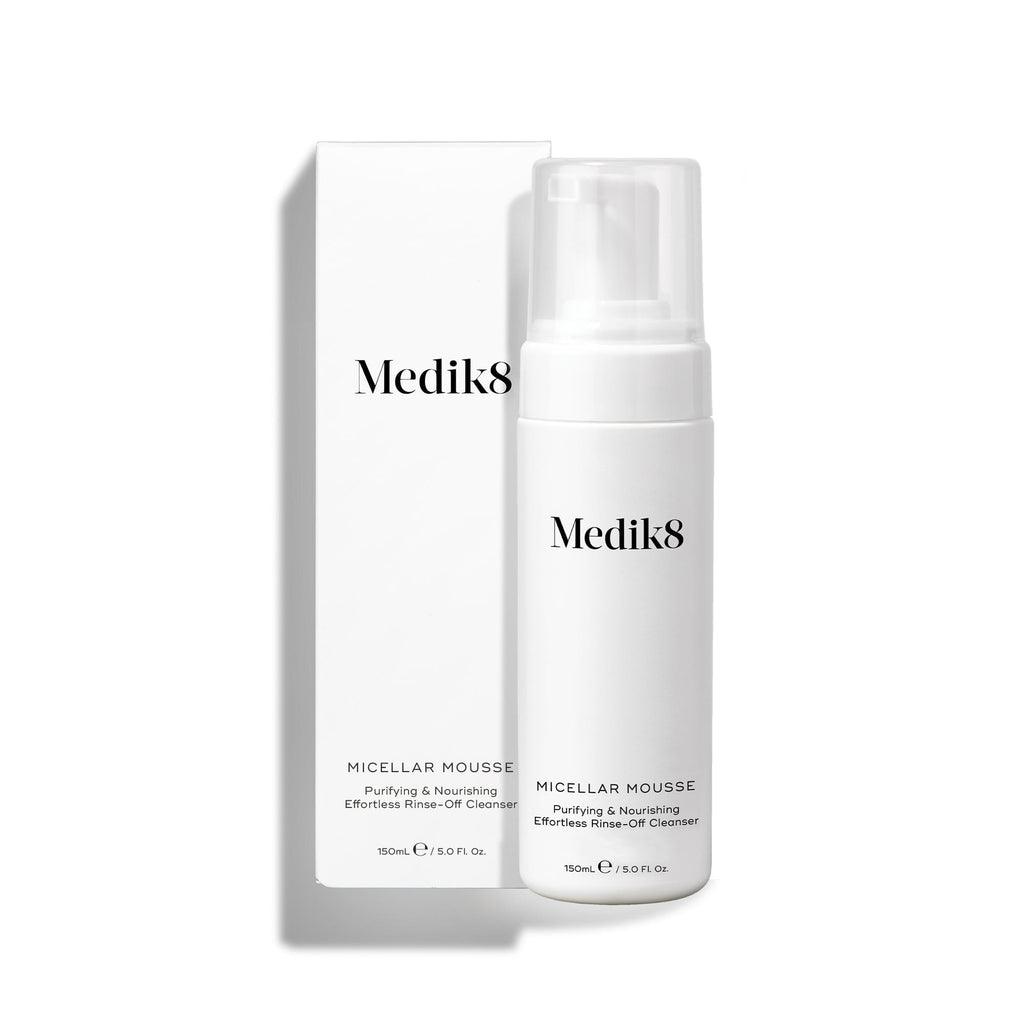 Lahvička s pumpičkou Medik8 Micellar Mousse stojí vedle své bílé krabičky na bílém pozadí. Text ji označuje jako čisticí přípravek pro snadné oplachování, který čistí, vyživuje a čistí pleť do hloubky.