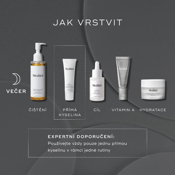 Tmavá, minimalistická noční grafika „JAK VRSTVIT“ s ikonou měsíce a rutinou PM. Produkty Medik8 jsou zobrazeny v pořadí s textem pod každým z nich:

„Čištění“ (Lipid-Balance Cleansing Oil)
„Přímá kyselina“ (Sleep Glycolic)
„Cílená péče“ (Liquid Peptides)
„Vitamín A“ (Crystal Retinal)
„Hydratace“ (Advanced Night Restore)

Přerušovaný rámeček zvýrazňuje krok „Přímá kyselina“.

Pod tím je uvedený popisek: „Odborná rada: v jedné rutině používejte pouze jednu přímou kyselinu.-hover-31