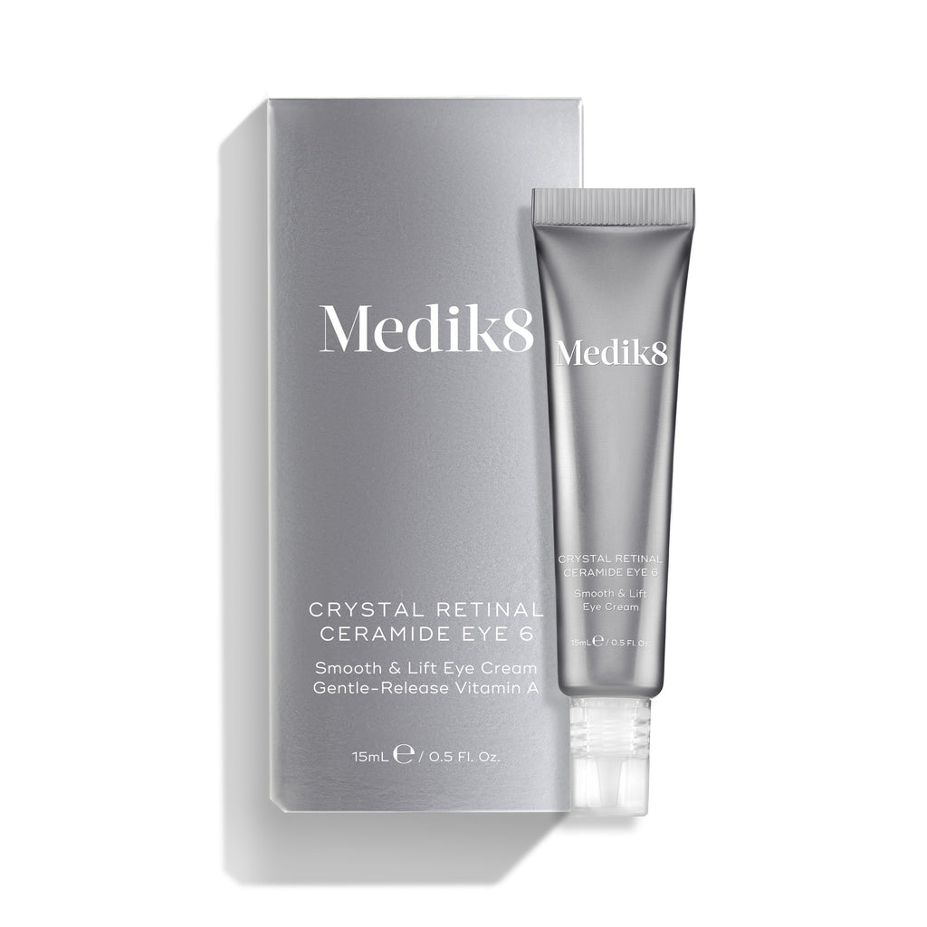  Na obrázku je stříbrná tuba přípravku Crystal Retinal Ceramide Eye 6 vedle odpovídajícího stříbrného kartonového obalu.