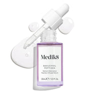 Fialová skleněná lahvička séra Bakuchiol Peptides s vyjmutým kapátkem.
Je zobrazen vír fialového séra, který zvýrazňuje texturu produktu.