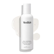 Lahvička Medik8 Daily Refresh Balancing Toner stojí na bílém pozadí s rozlitou čirou tekutinou.

Text jej označuje jako hydratační pleťový kondicionér s květinovými vodami ve velikosti 150 ml.