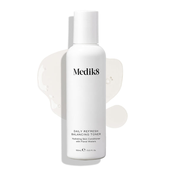 Lahvička Medik8 Daily Refresh Balancing Toner stojí na bílém pozadí s rozlitou čirou tekutinou.

Text jej označuje jako hydratační pleťový kondicionér s květinovými vodami ve velikosti 150 ml.-30