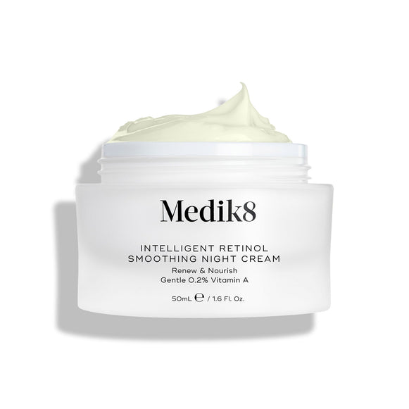 Záběr na otevřenou nádobku s nočním vyhlazujícím krémem Intelligent Retinol, v níž je vidět krém, na bílém pozadí.-15