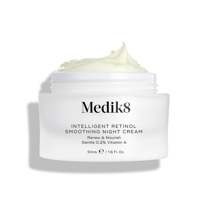 Záběr na otevřenou nádobku s nočním vyhlazujícím krémem Intelligent Retinol, v níž je vidět krém, na bílém pozadí.