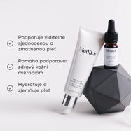 Balance Moisturiser a Glycolic Acid Activator jsou umístěny na geometrickém šedém objektu. Tři odrážky s fajfkami uvádějí benefity:
Podporuje viditelně zjemněnou a zmatněnou pleť
Pomáhá podporovat zdravý kožní mikrobiom
Hydratuje a zjemňuje pleťový vzhled