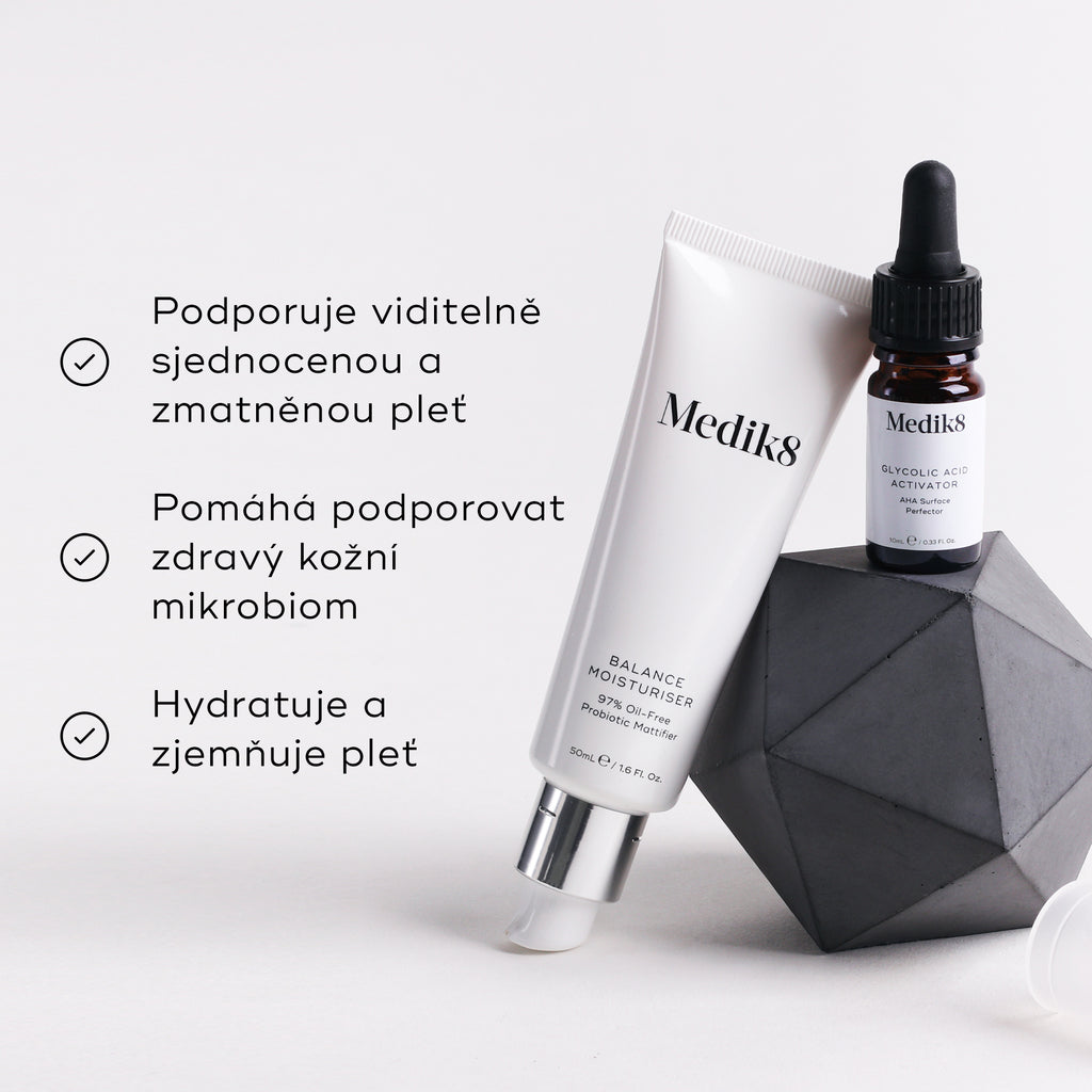 Balance Moisturiser a Glycolic Acid Activator jsou umístěny na geometrickém šedém objektu. Tři odrážky s fajfkami uvádějí benefity:
Podporuje viditelně zjemněnou a zmatněnou pleť
Pomáhá podporovat zdravý kožní mikrobiom
Hydratuje a zjemňuje pleťový vzhled