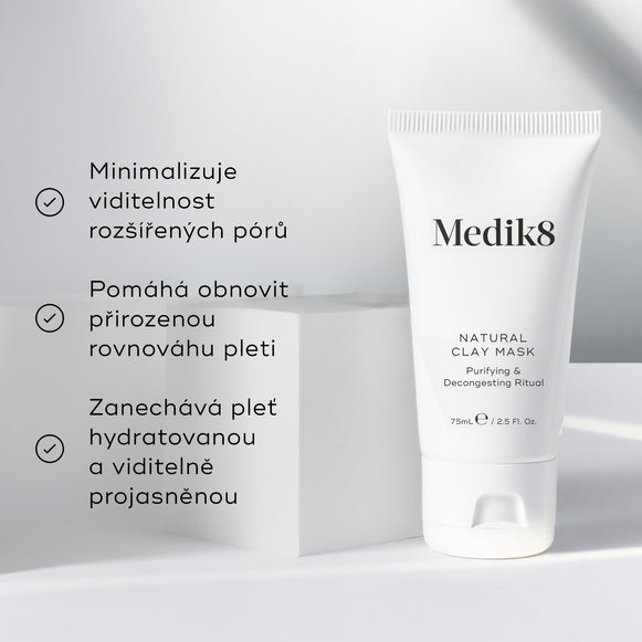 Maska Natural Clay Mask je umístěna na bílém geometrickém bloku. Tři odrážky s fajfkami uvádějí benefity:
Zjemňuje vzhled zvětšených pórů
Pomáhá obnovit přirozenou rovnováhu pleti
Zanechává pleť hydratovanou a viditelně vyčištěnou-hover-34