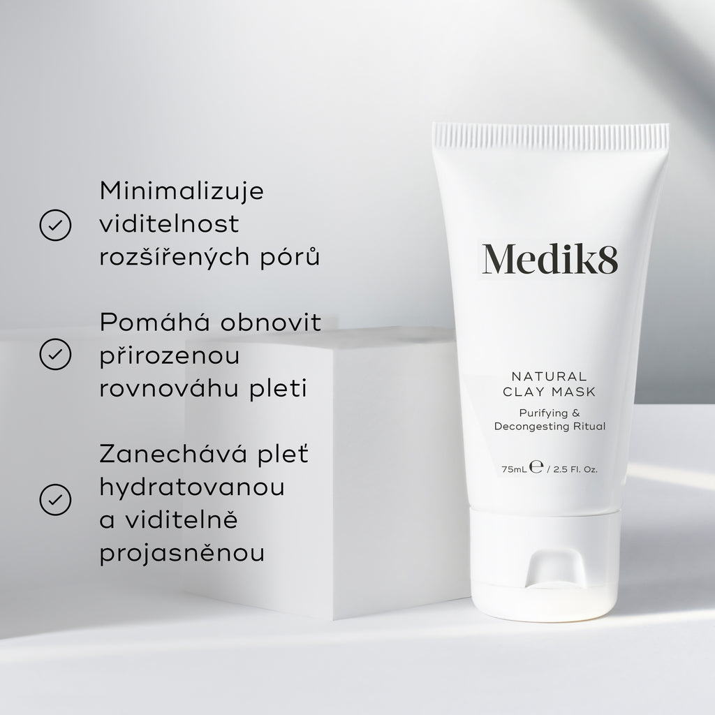 Maska Natural Clay Mask je umístěna na bílém geometrickém bloku. Tři odrážky s fajfkami uvádějí benefity:
Zjemňuje vzhled zvětšených pórů
Pomáhá obnovit přirozenou rovnováhu pleti
Zanechává pleť hydratovanou a viditelně vyčištěnou