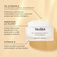 Otevřený skleněný kelímek Medik8 Daily Radiance Vitamin C je zobrazen na teplém zlatém pozadí s popisky klíčových složek. Text zdůrazňuje:
7 % vitamínu C (Tetrahexyldecyl Ascorbate) pro antioxidační ochranu a podporu kolagenu
prémiové UV filtry pro ochranu proti UVA a UVB záření
vitamín E pro výživu pleti a posílení antioxidační účinnosti

