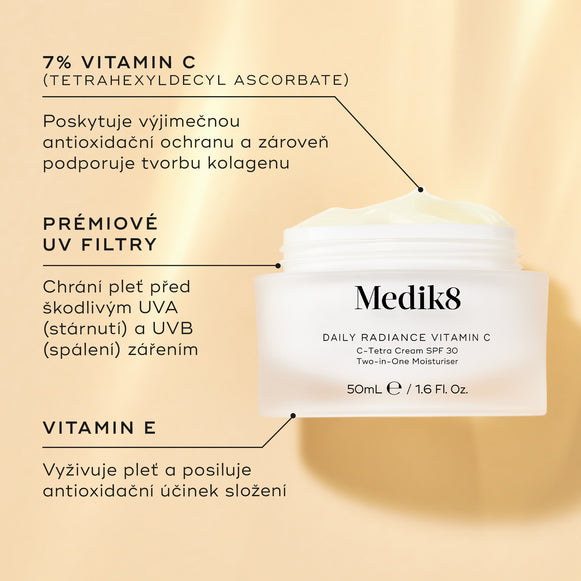 Otevřený skleněný kelímek Medik8 Daily Radiance Vitamin C je zobrazen na teplém zlatém pozadí s popisky klíčových složek. Text zdůrazňuje:
7 % vitamínu C (Tetrahexyldecyl Ascorbate) pro antioxidační ochranu a podporu kolagenu
prémiové UV filtry pro ochranu proti UVA a UVB záření
vitamín E pro výživu pleti a posílení antioxidační účinnosti

-hover-17