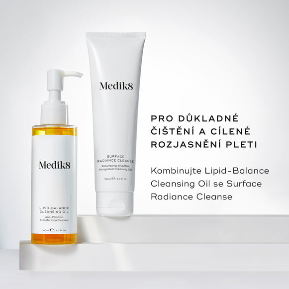 Lahvička Lipid-Balance Cleansing Oil stojí vedle tuby Surface Radiance Cleanse. Text doporučuje kombinaci obou produktů pro důkladné čištění pleti, následované cílenými rozjasňujícími účinky.-hover-15