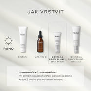 Čtyři produkty Medik8 jsou uspořádány pro ranní (AM) rutinu péče o pleť na světle šedém pozadí. Kroky zahrnují Surface Radiance Cleanse, C-Tetra Luxe (vitamín C), Advanced Day Eye Protect (ochrana SPF pro oční okolí) a Advanced Day Total Protect (opalovací krém pro obličej).
Odborné doporučení: doporučuje se opakovaná aplikace každé 2 hodiny při přímém slunečním záření.