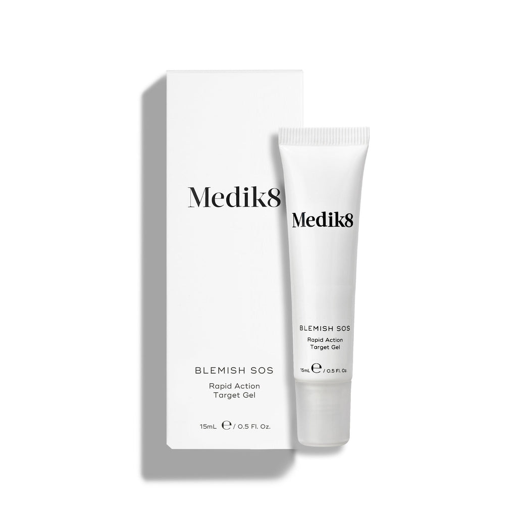 Bílá tuba Blemish SOS (15 ml) stojí vedle své bílé krabičky.