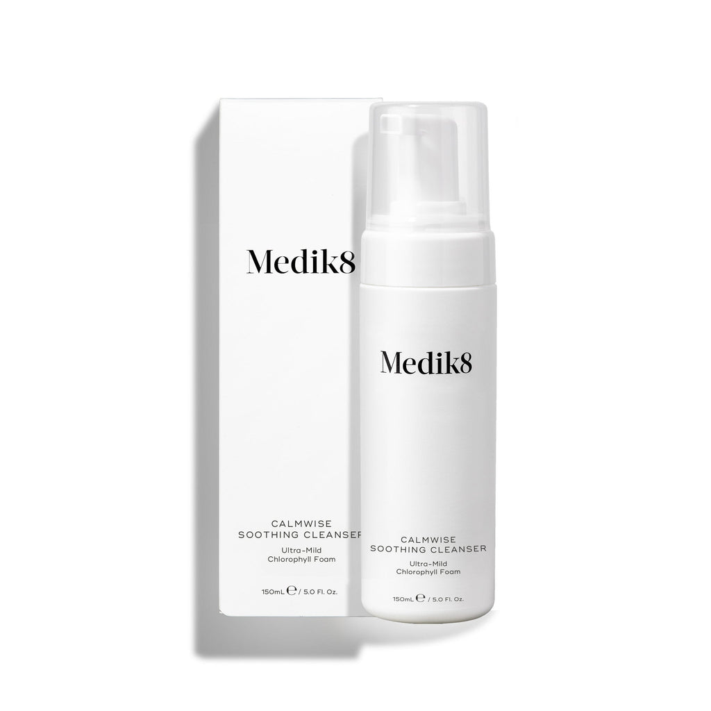 Pumpičková lahvička s čisticím přípravkem Medik8 Calmwise Soothing Cleanser stojící vedle bílé krabičky na bílém pozadí. Text uvádí, že se jedná o ultra jemnou pěnu s chlorofylem. 