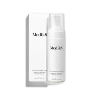 Pumpičková lahvička Medik8 Clarifying Foam stojí vedle své odpovídající bílé vnější krabičky na čistém bílém pozadí. Text na obou označuje produkt jako 150ml osvěžující AHA/BHA čisticí přípravek na nedokonalosti pleti.