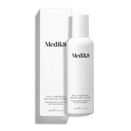 Bílá lahvička Daily Refresh Balancing Toner je zobrazena vedle své odpovídající bílé krabičky.