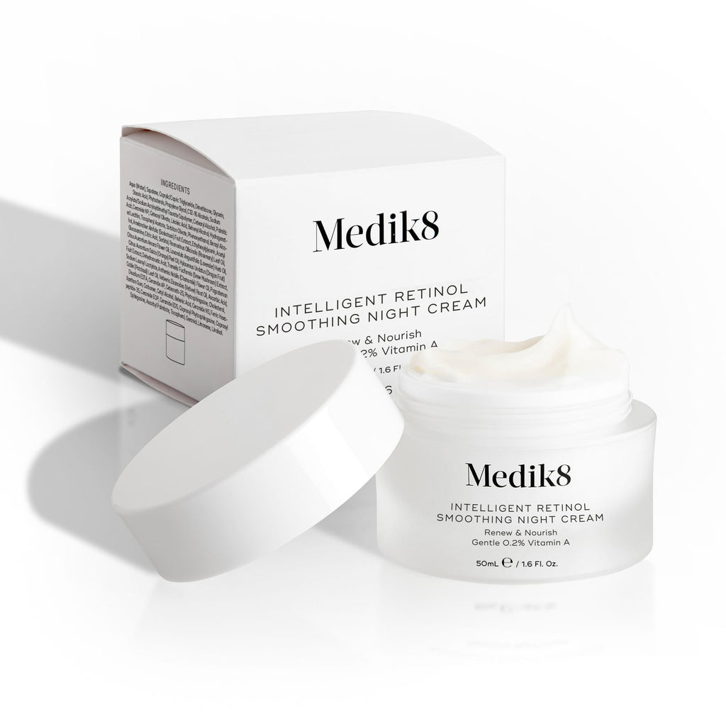 Fotografie sklenice nočního vyhlazujícího krému Intelligent Retinol Smoothing Night Cream spolu s krabičkou.
