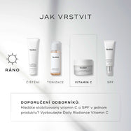 Průvodce vrstvením Medik8 s názvem JAK VRSTVIT na čistém bílém pozadí s jemnými světelnými paprsky. Ikona slunce AM označuje čtyřkrokovou ranní rutinu, přičemž třetí krok je zvýrazněn v přerušovaném rámečku:

ČIŠTĚNÍ: tubu Medik8 Surface Radiance Cleanse.

TONIZACE: lahvičku Medik8 Press & Glow.

VITAMÍN C: dózu Medik8 C-Tetra Cream.

OPALOVÁNÍ: tubu Medik8 Advanced Day Ultimate Protect. Přerušovaný rámeček dole obsahuje ODBORNÉ DOPORUČENÍ, které navrhuje Daily Radiance Vitamin C pro ty, kteří chtějí stabil