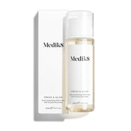 Die Flasche Medik8 Press & Glow steht vor ihrer passenden weißen Produktverpackung auf einem sauberen weißen Hintergrund. Der Text auf beiden beschreibt das Produkt als 200 mL „Daily Exfoliating PHA Tonic mit Enzyme Activator“.