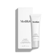 Die Medik8 Sleep Glycolic-Tube steht vor ihrer passenden weißen Produktverpackung auf einem sauberen weißen Hintergrund. Der Text auf Tube und Box beschreibt das Produkt als 30 mL „Time Release AHA Overnight At-Home Peel“