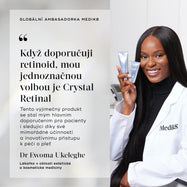 Černobílý portrét vědce v oblasti péče o pleť značky Medik8 a zakladatele, který má na sobě laboratorní plášť s logem značky, symbolizující výzkum a inovace stojící za formulací produktu.