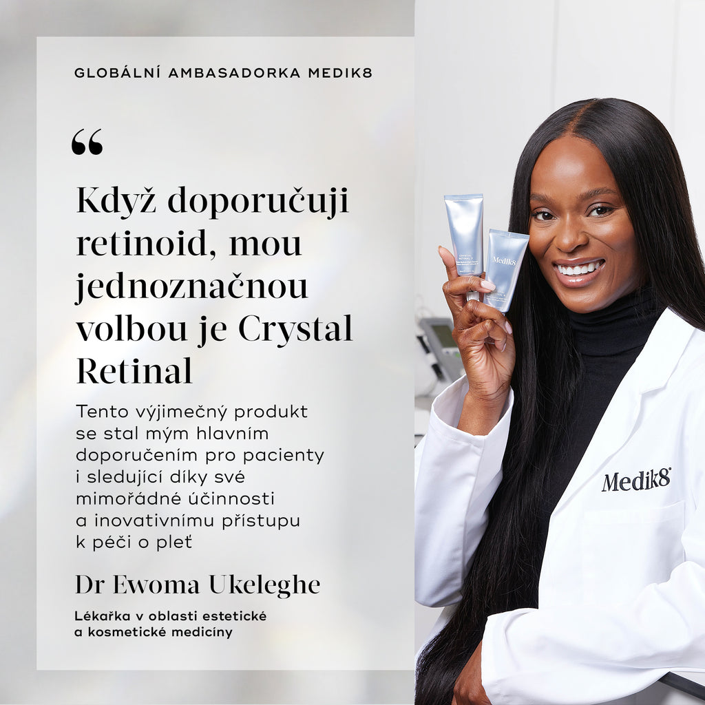Černobílý portrét vědce v oblasti péče o pleť značky Medik8 a zakladatele, který má na sobě laboratorní plášť s logem značky, symbolizující výzkum a inovace stojící za formulací produktu.